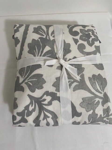 Pottery Barn Ivory and gray Medallion Duvet Cover F/Queen