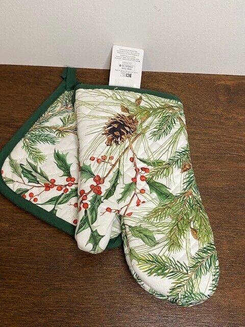 Williams Sonoma Woodland Berry Mitt & Potholder Set