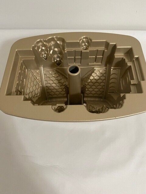 Williams and Sonoma Nordic Ware Gingerbread House Mold-9 cup, 2.1 liters