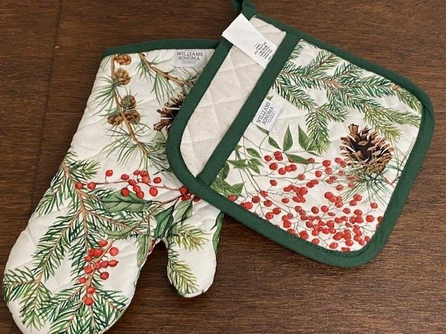 Williams Sonoma Woodland Berry Oven Mitt & Pot Holder Set